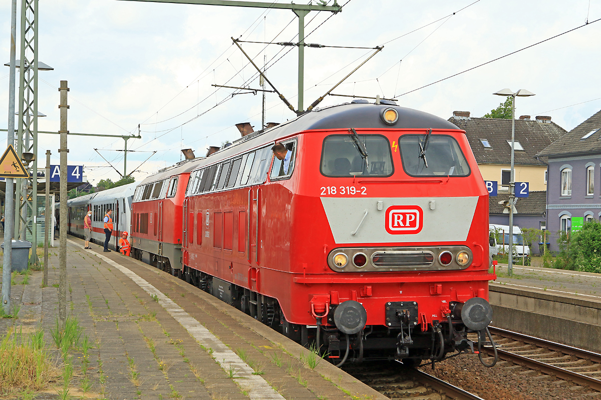 218 319 und 321 gehen in AIZ vom Zug.