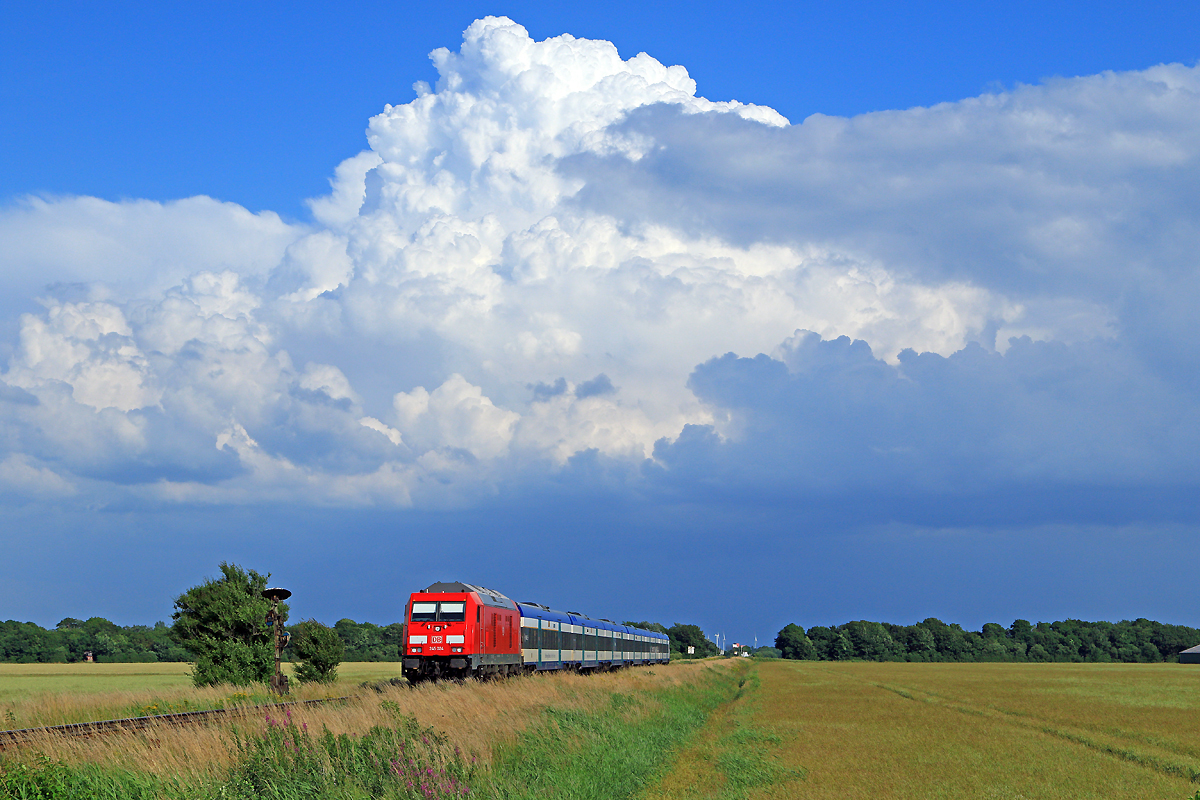 RE mit FV-245 unter imposantem Wolkengebilde