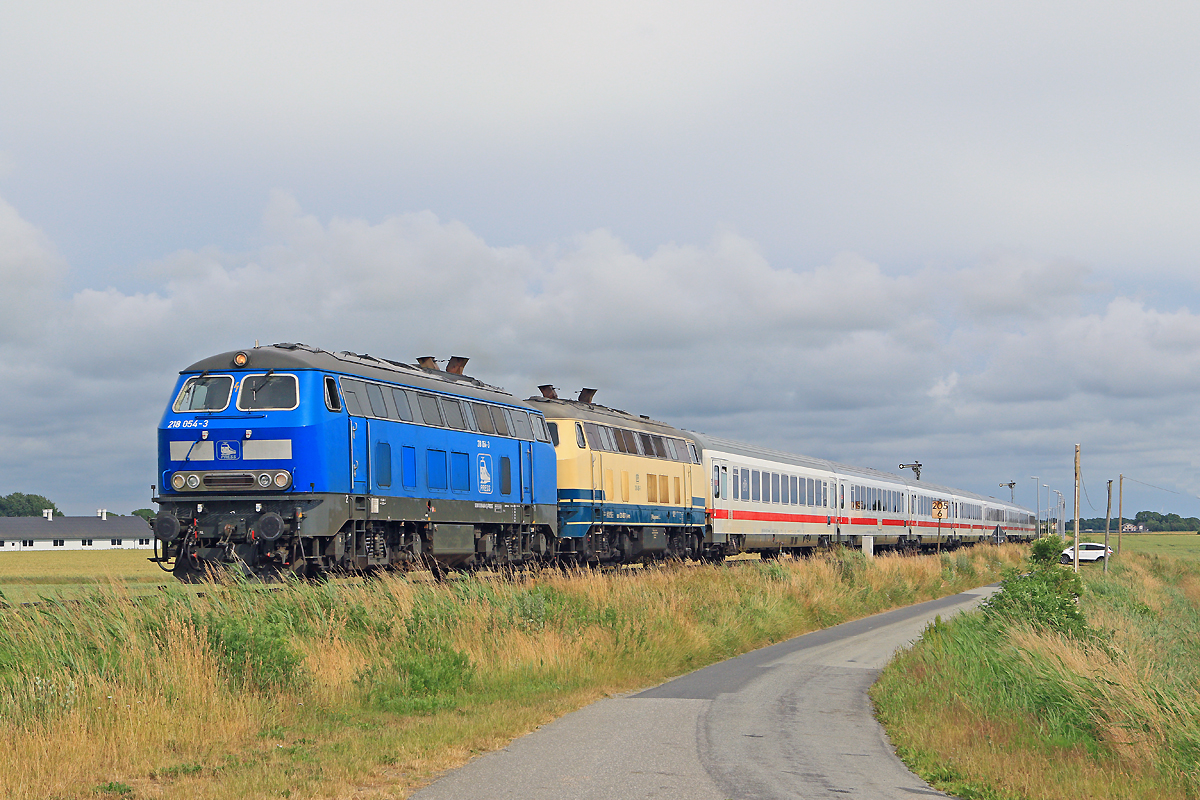 218 448 + 218 490 mit IC 2310 nach AWLA