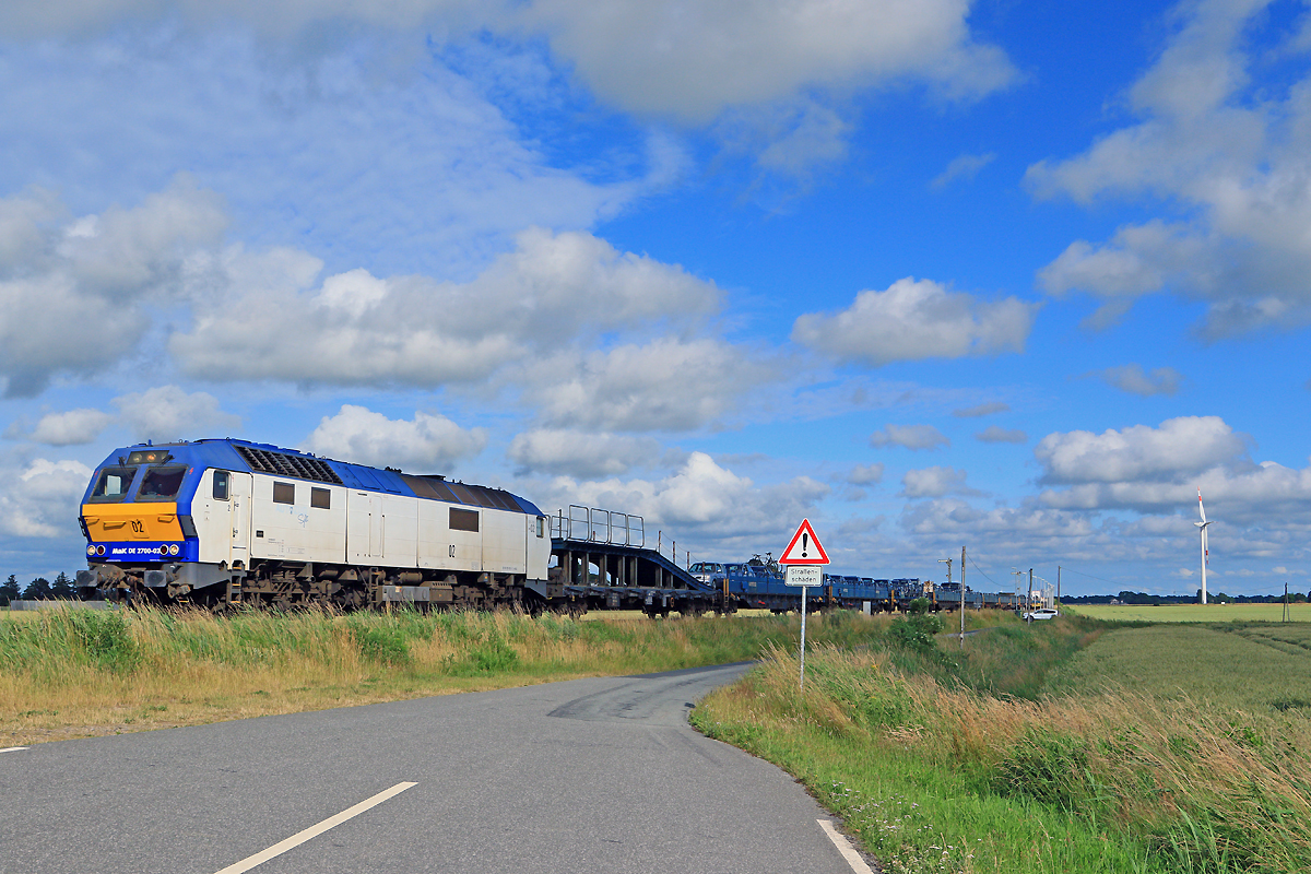 Blauer Autozug mit 251 002