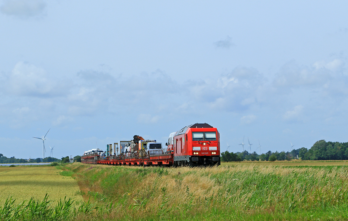 245 025